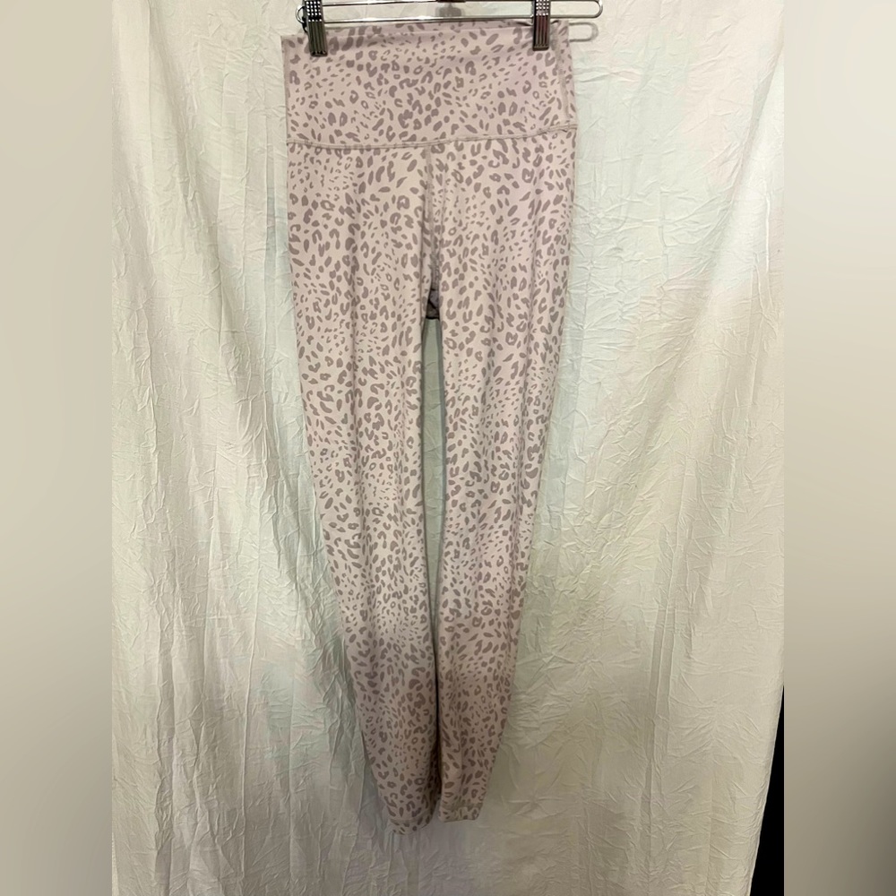 All Fenix Leggings Light Gray Stone
Cheetah Print 7/8 Compression Legging 🌵xs